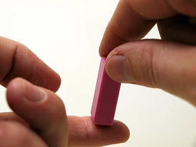 FOODTEST - erősen szorítsa le hüvejkujjával a tű másik végét